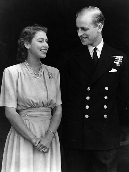 La entonces princesa Isabel con Felipe el día del anuncio de su compromiso, en julio de 1947.