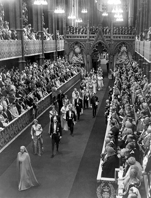 Procesión encabezada por la princesa Alicia de Grecia al abandonar la Abadía de Westminster tras la coronación de la reina Isabel II, el 2 de junio de 1953. (Foto: Getty Images)