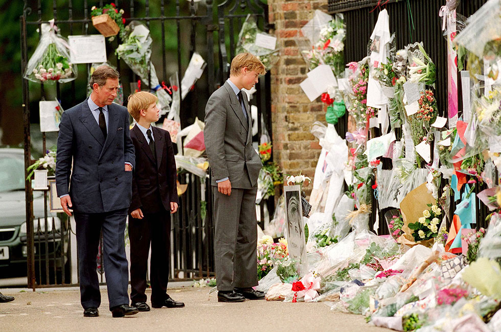Carlos, Harry y William viendo homenajes a Diana