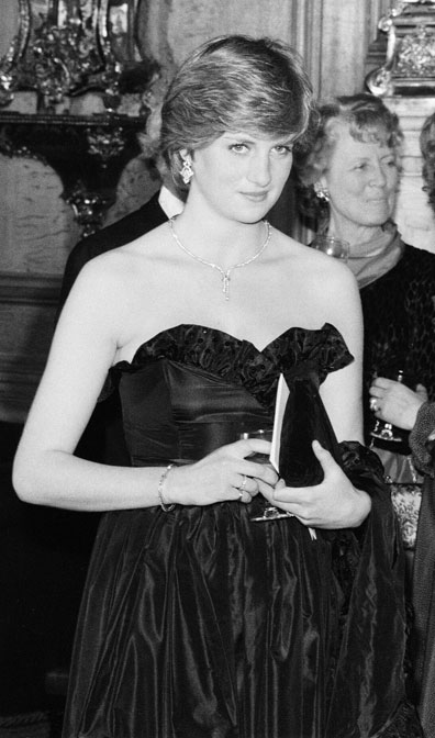 Looks inolvidables de gala y coctel de Diana de Gales