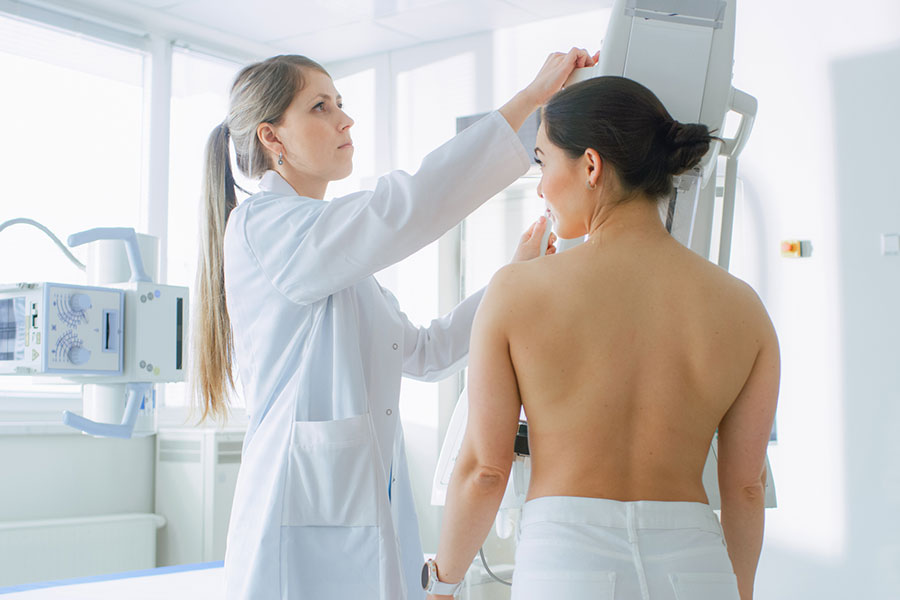 Mujeres con y sin antecedentes de cáncer de mama deben realizarse la mamografía a partir delos 30 o 40 años, dependiendo el caso de la paciente