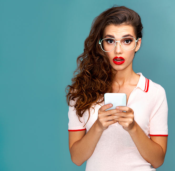 Mujer y celular