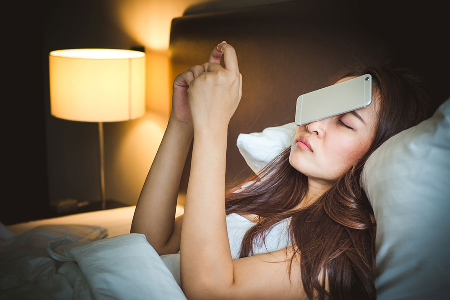 Mujer y celular