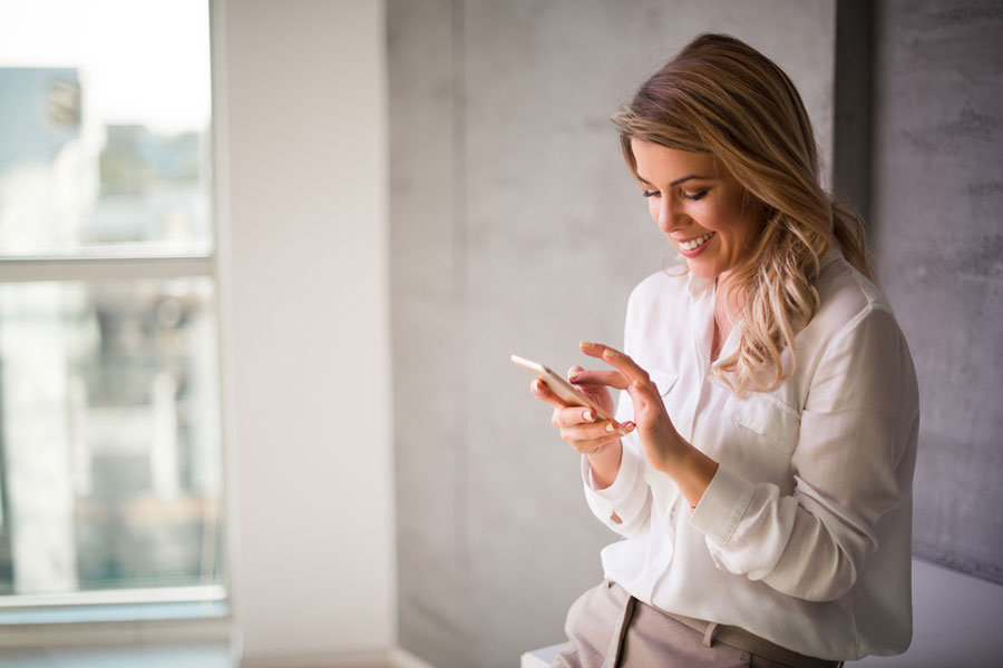 Mujer y celular