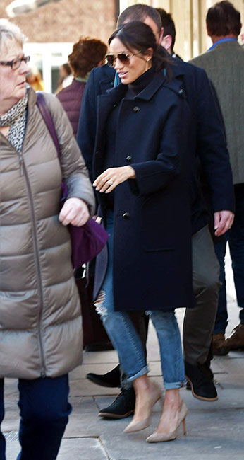 Meghan Markle con jeans rotos