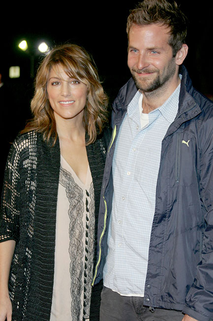 Jennifer Esposito y Bradley Cooper en 2006 en la première de "Babel", en Westwood, California.