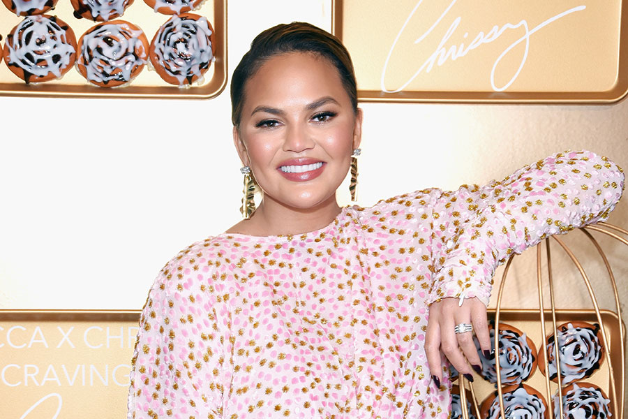 Chrissy Teigen se operará para quitarse los implantes de pecho
