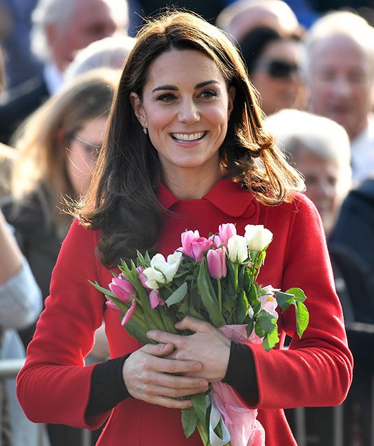 Kate Middleton en Belfast con abrigo rojo