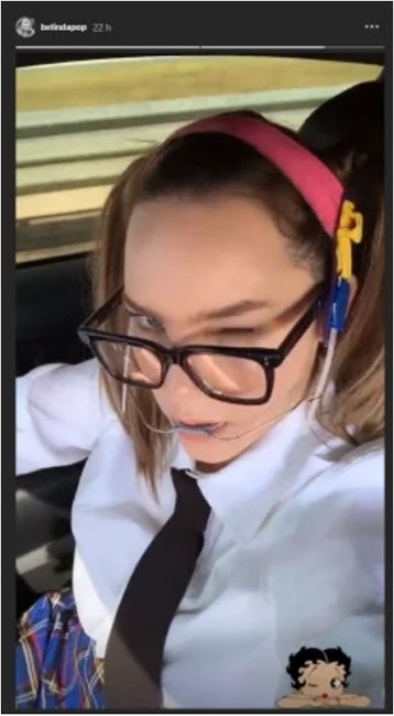Belinda como como colegiala