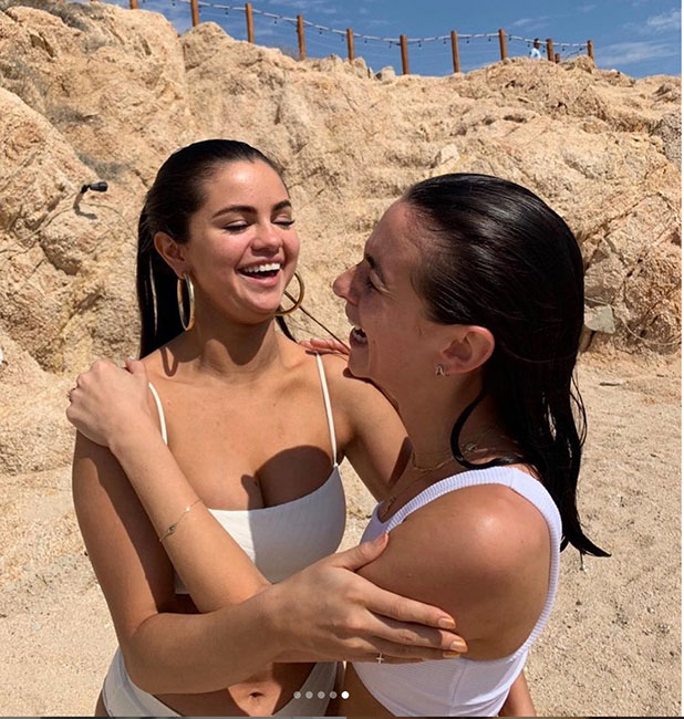 Selena Gomez en bikini blanco