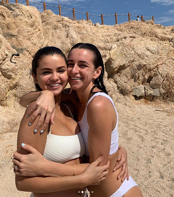 Selena Gomez en bikini blanco