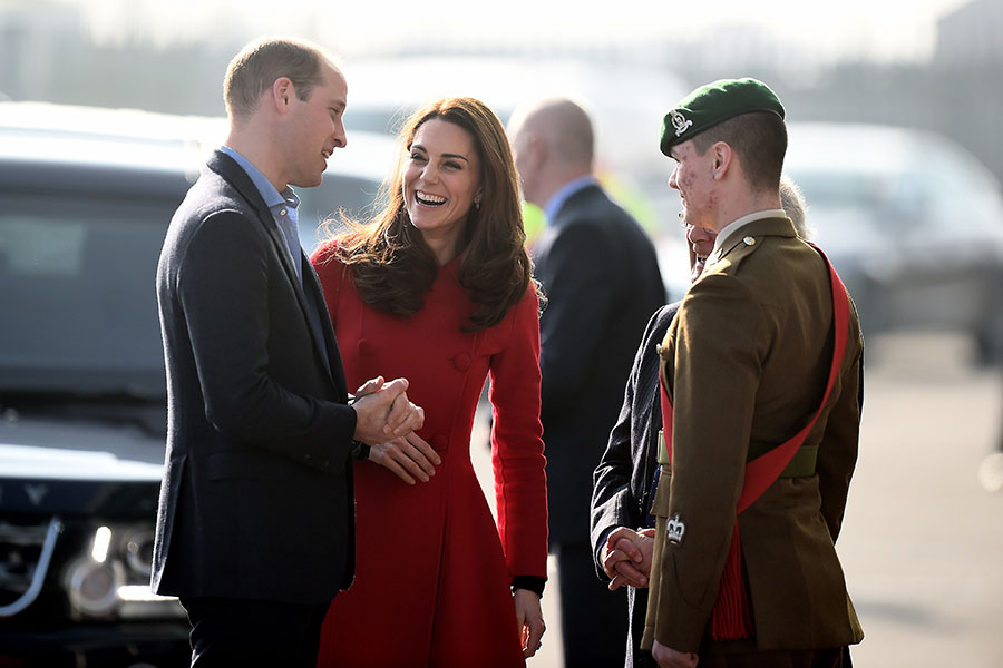 Kate Middleton en Belfast con abrigo rojo