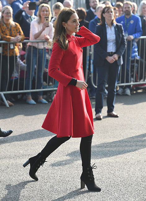 Kate Middleton en Belfast con abrigo rojo