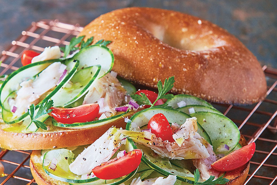 Bagel con pepinos y trucha