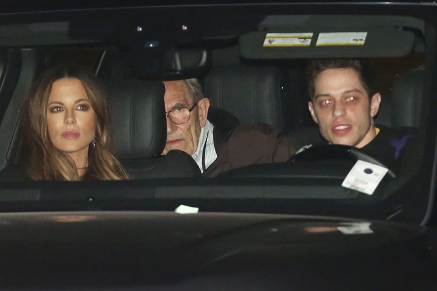 Kate Beckinsale y Pete Davidson con la familia de ella