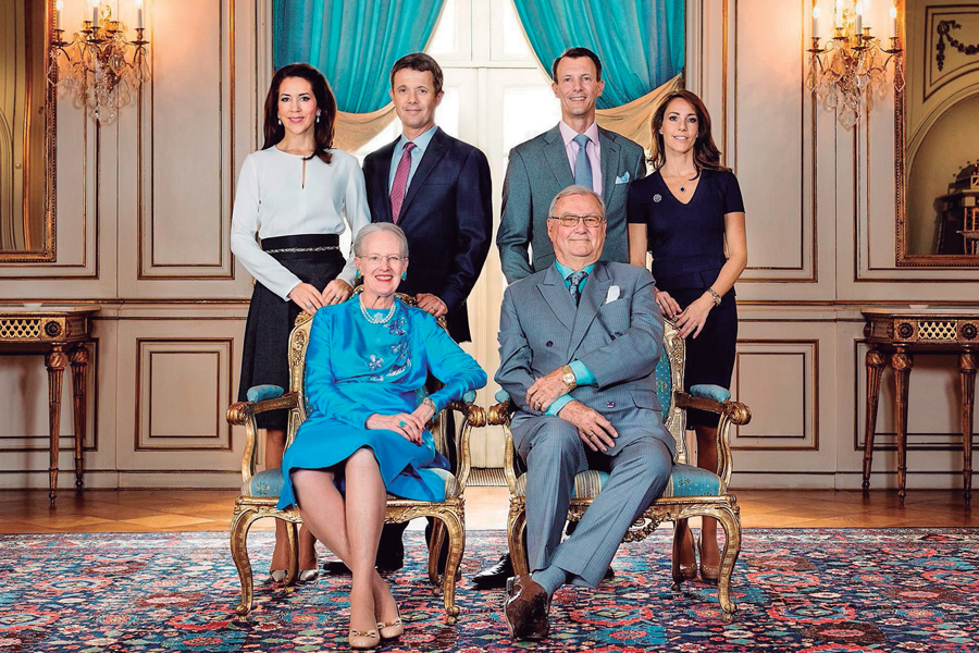 La reina Margarita con el fallecido príncipe Enrique, y con sus hijos.