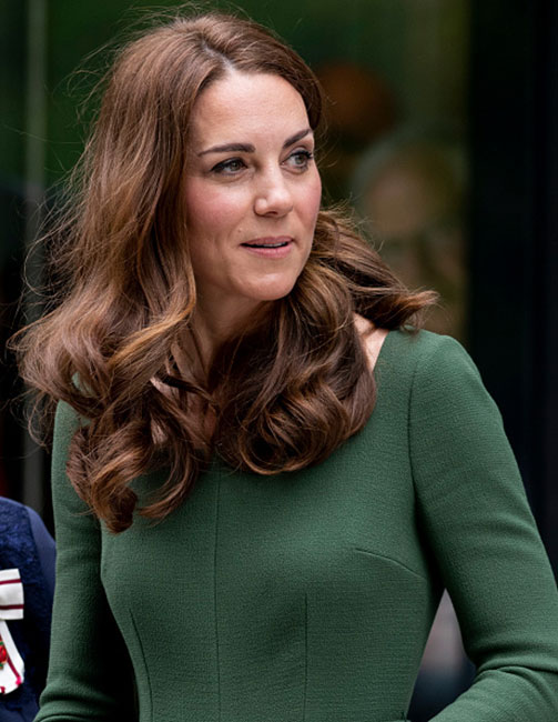 Kate en el Anna Freud Centre Of Excellence con vestido de Emilia Wickstead