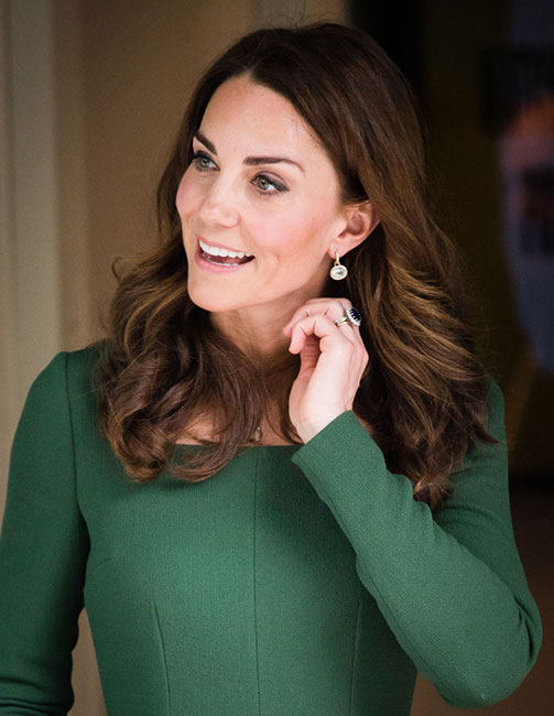 Kate en el Anna Freud Centre Of Excellence con vestido de Emilia Wickstead