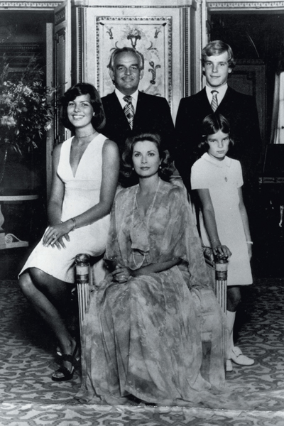 Rainiero III y Grace Kelly, junto a sus hijos Carolina, Alberto y Estefanía.