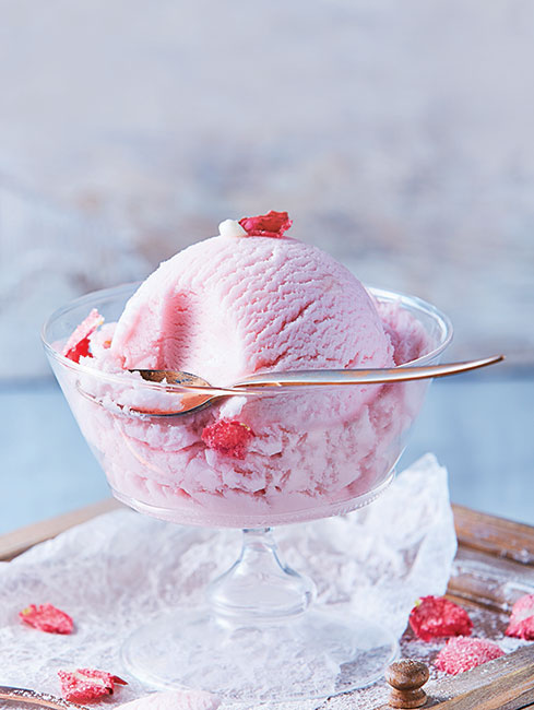 Helado de pétalos de rosa