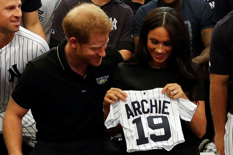 Meghan y Harry en partido de los Red Sox de Boston y los Yankees de Nueva York