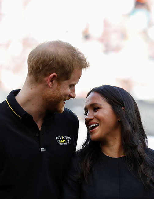 Meghan y Harry en partido de los Red Sox de Boston y los Yankees de Nueva York