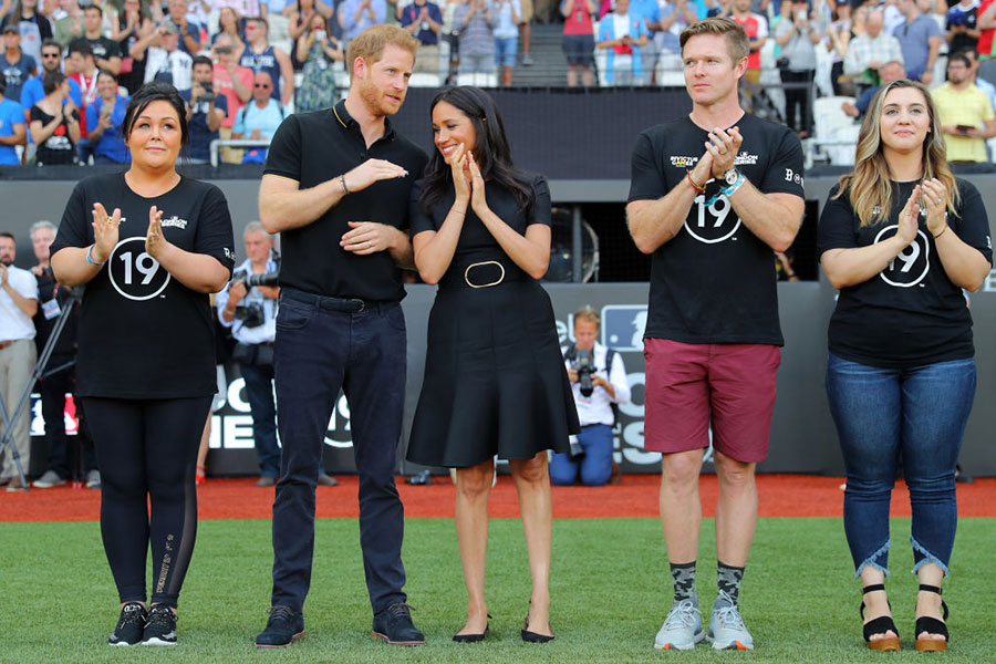Meghan y Harry en partido de los Red Sox de Boston y los Yankees de Nueva York
