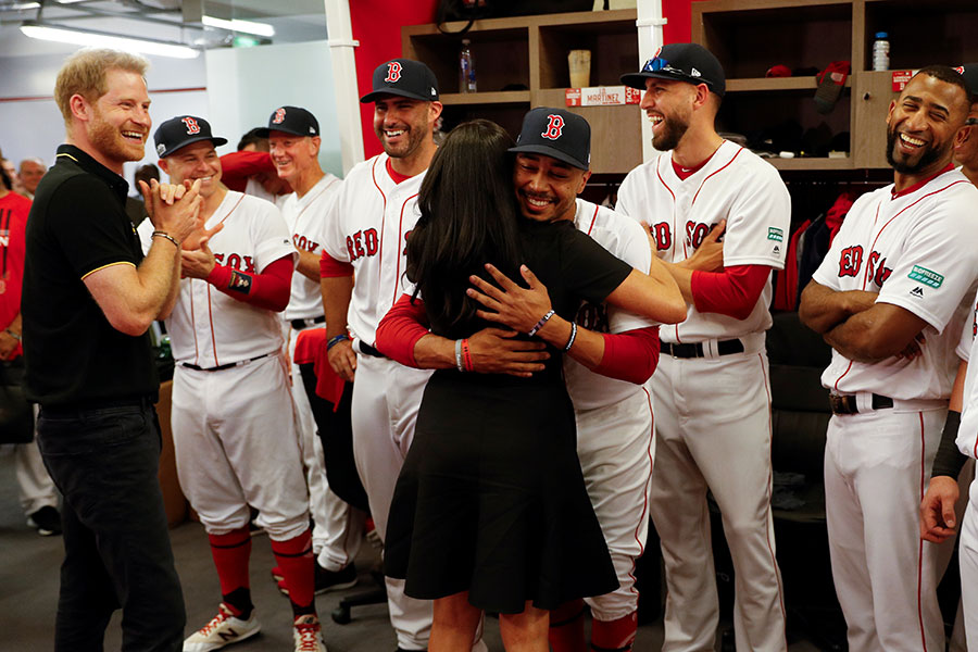 Meghan y Harry en partido de los Red Sox de Boston y los Yankees de Nueva York