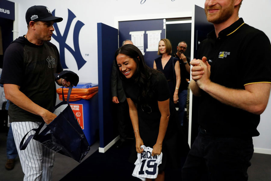 Meghan y Harry en partido de los Red Sox de Boston y los Yankees de Nueva York
