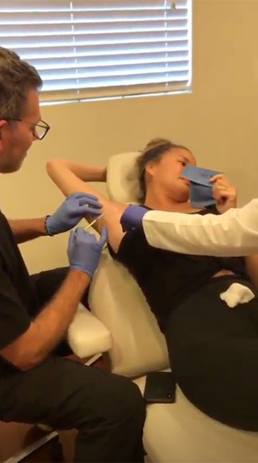 Chrissy Teigen se aplica botox en las axilas