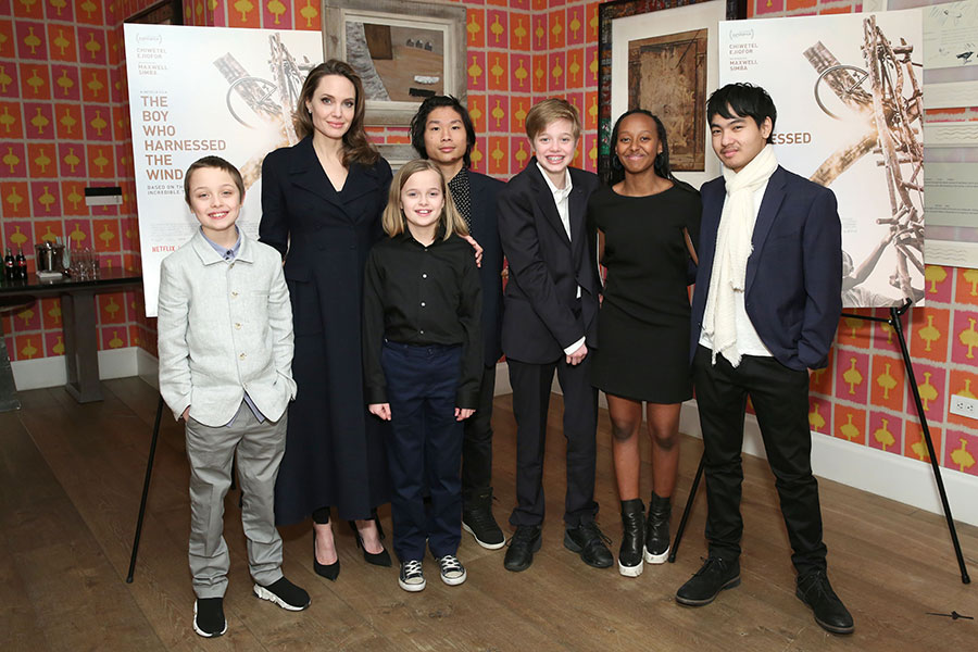 Angelina Jolie con sus hijos