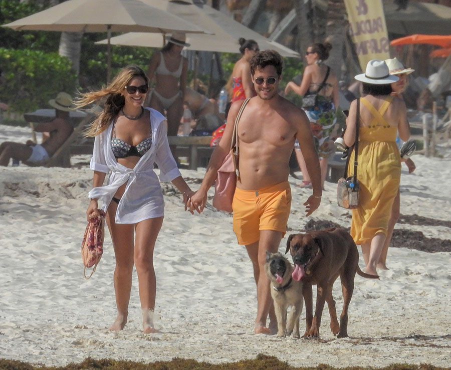 Diego Boneta y Mayte Rodríguez con sus perros en Tulum
