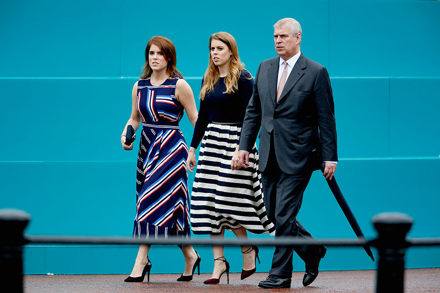 Princesas Eugnia y Beatriz con el príncipe Andrés