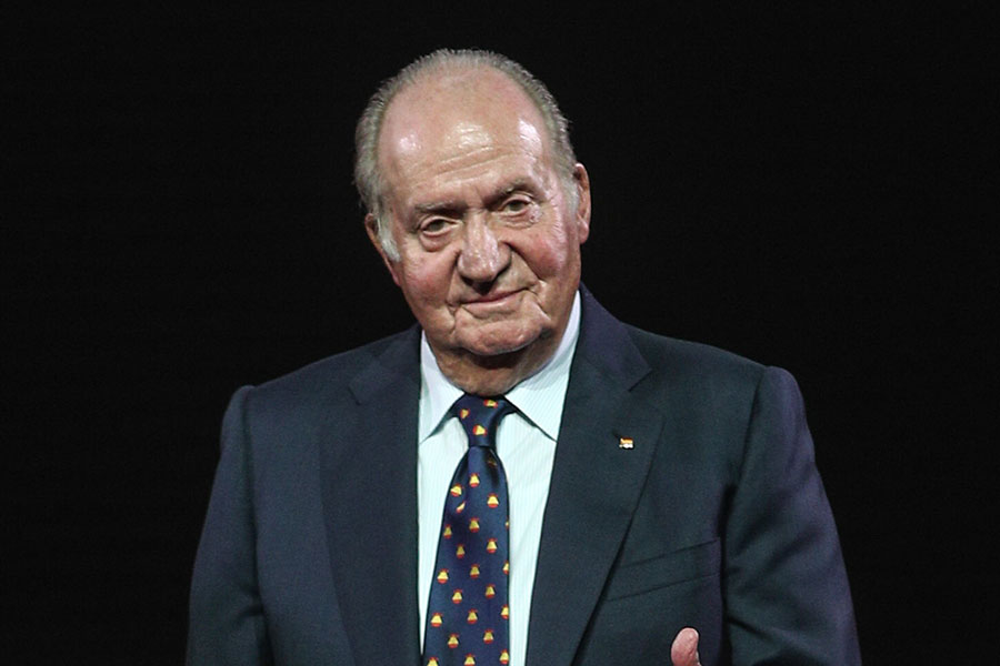 El rey emérito español Juan Carlos vive sus horas más bajas
