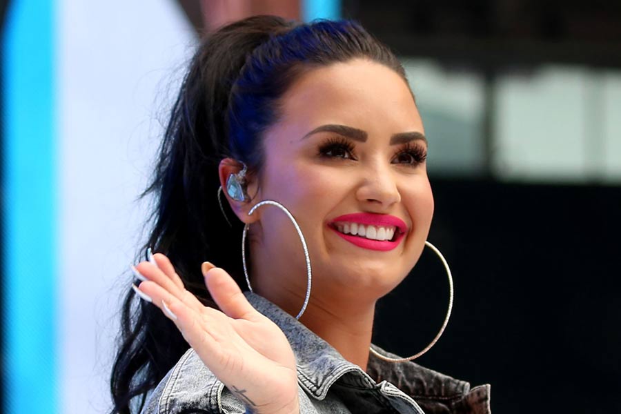 Demi Lovato tampoco sabe qué ponerse.