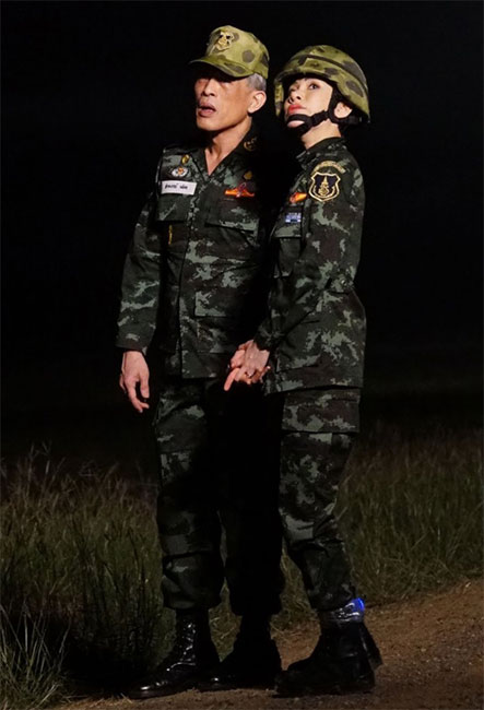 Rey Maha Vajiralongkorn y Sineenat Wongvajirapakdi
