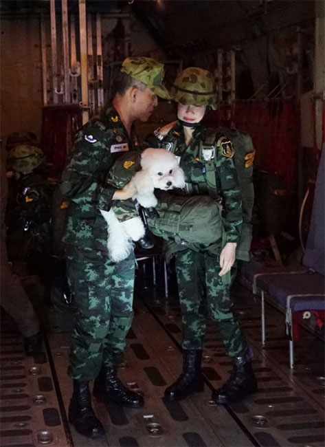 Rey Maha Vajiralongkorn y Sineenat Wongvajirapakdi