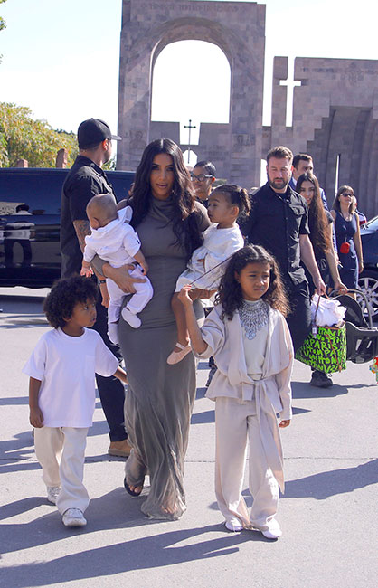 Kim Kardashian y sus hijos en Armenia