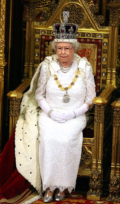 Reina Isabel usando piel