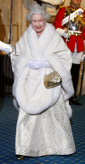 Reina Isabel usando piel
