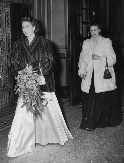 Reina Isabel usando piel