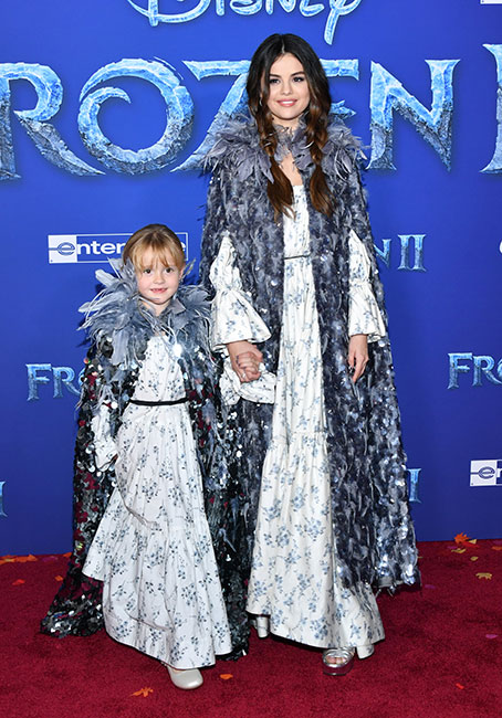Gracie Teefey y Selena Gomez en première de Frozen 2