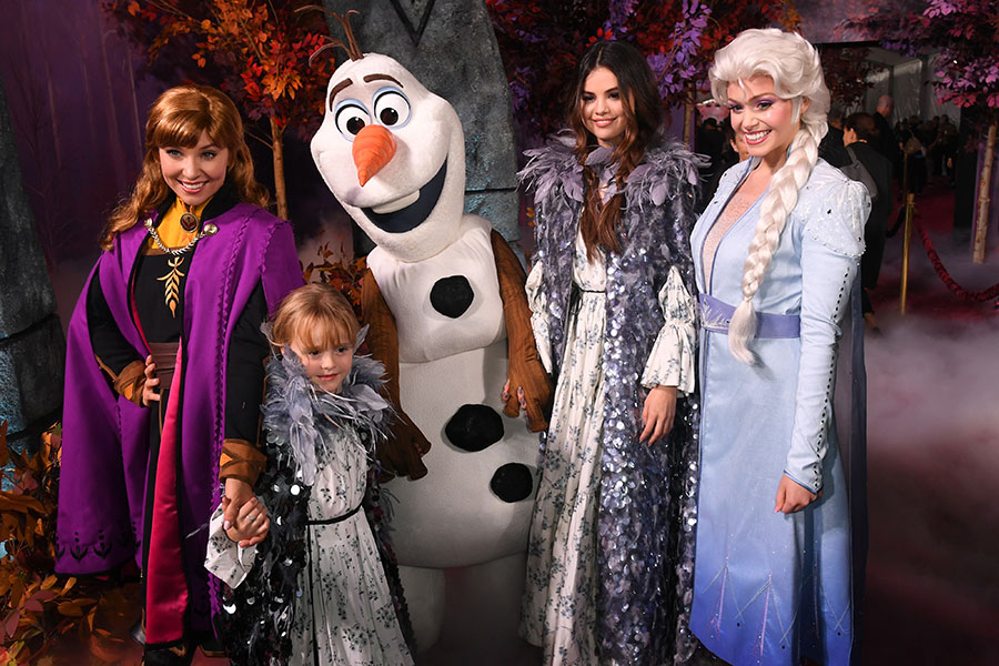 Gracie Teefey y Selena Gomez en première de Frozen 2