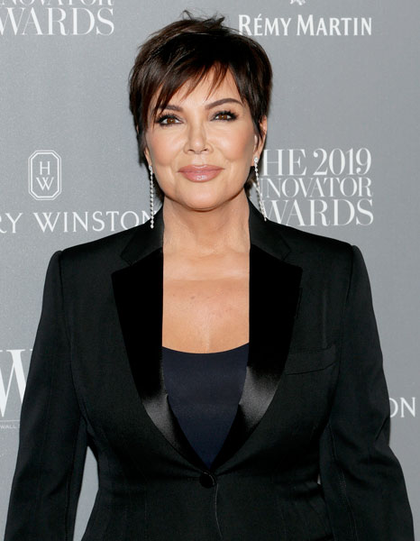 Khloé Kardashian apostó por la originalidad este año a la hora de hacerle un regalo por el Día de las Madres a Kris Jenner preparando un kit con un vibrador, vodka y un vapeador de marihuana.