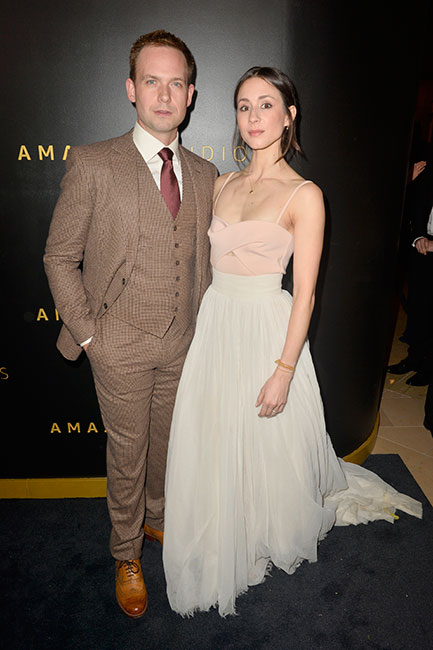 Patrick J. Adams y Troian Bellisario