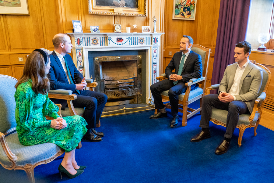 Duques Cambridge rinden homenaje Irlanda