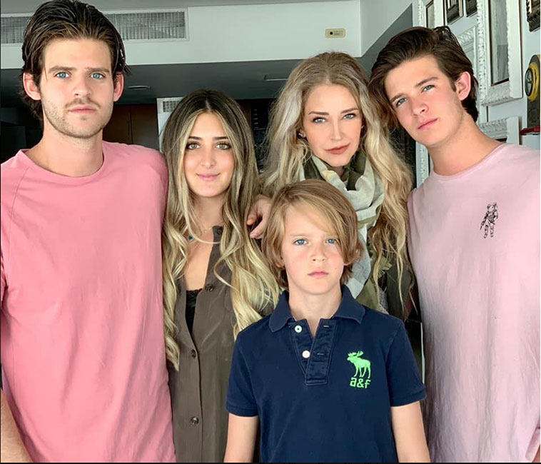 Lourdes Peláez y sus hijos.