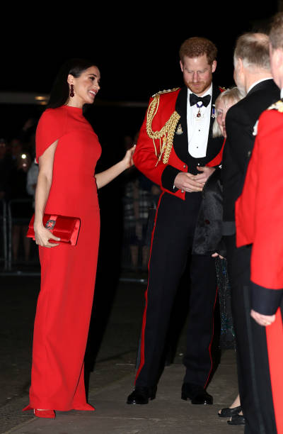 Meghan toca a Harry