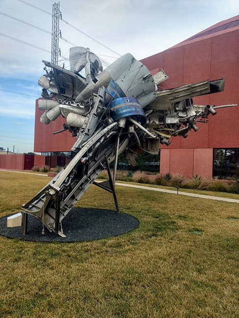 Escultura hecha con las partes de un avión en Ruby City