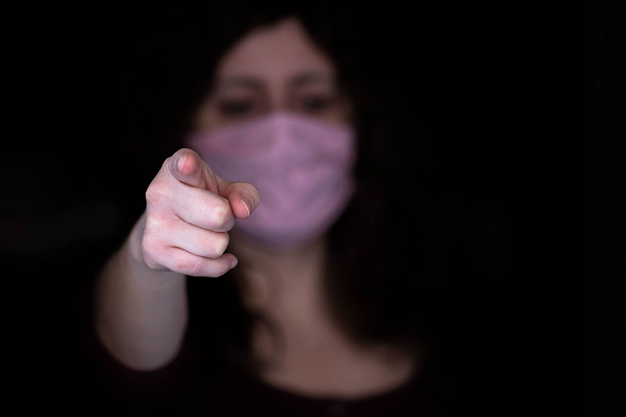 Mujer con cubrebocas por coronavirus